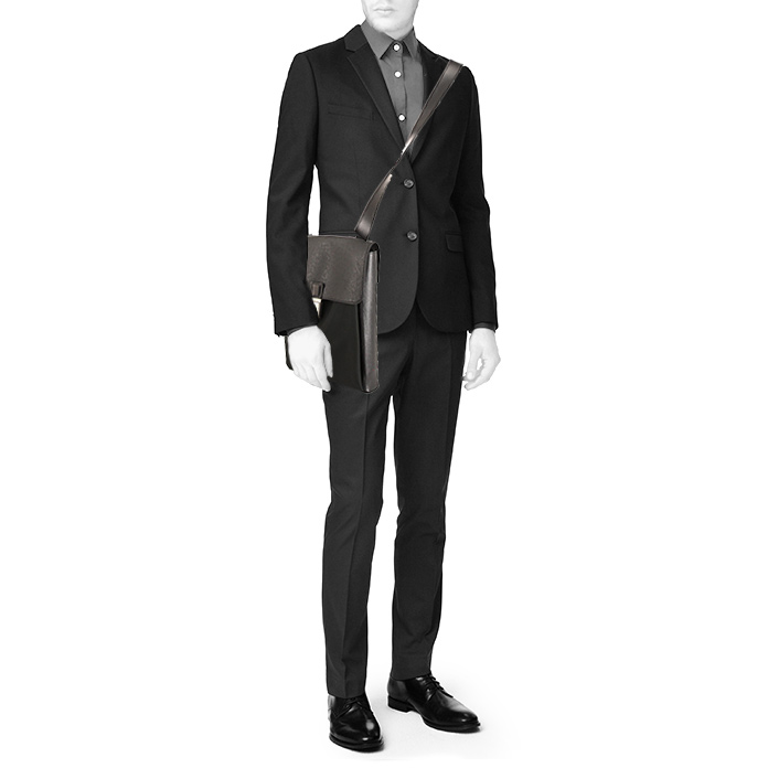 Sac bandoulière Louis Vuitton Yaranga en cuir taiga noir et toile noire - Detail D1