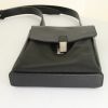 Bolso bandolera Louis Vuitton Yaranga en cuero taiga negro y lona negra - Detail D4 thumbnail