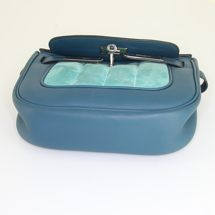Borsa a tracolla Hermès Berline modello piccolo in pelle blu verde e camoscio - Detail D4