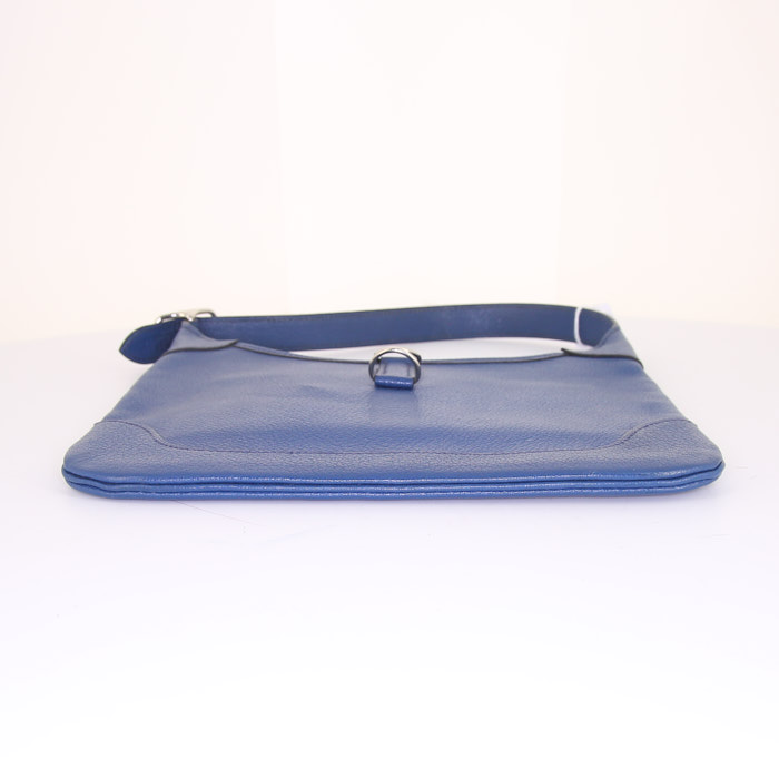 Sac à main Hermès Trim en cuir bleu - Detail D5