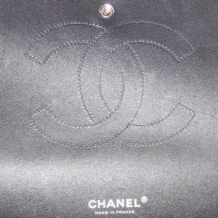 Chanel Timeless Maxi Jumbo handbag in black quilted leather - Detail D4