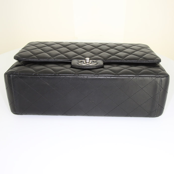 Chanel Timeless Maxi Jumbo handbag in black quilted leather - Detail D5