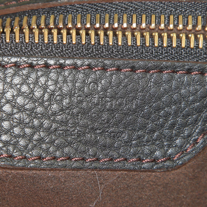 Louis Vuitton L bag in black mahina leather - Detail D3