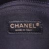 Sac bandoulière Chanel en cuir noir - Detail D4 thumbnail