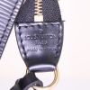 Pochette Louis Vuitton Pochette accessoires en cuir épi noir - Detail D3 thumbnail