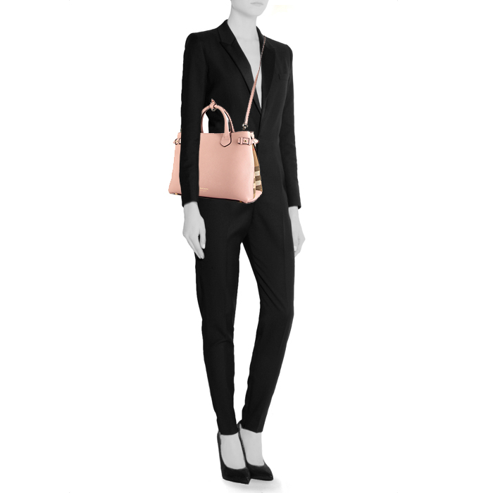 Sac bandoulière Burberry The Banner moyen modèle en cuir rose-pale et toile Haymarket - Detail D2