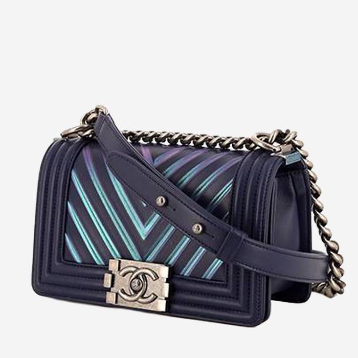 Sac bandoulière Chanel Boy petit modèle en cuir bleu vert et violet