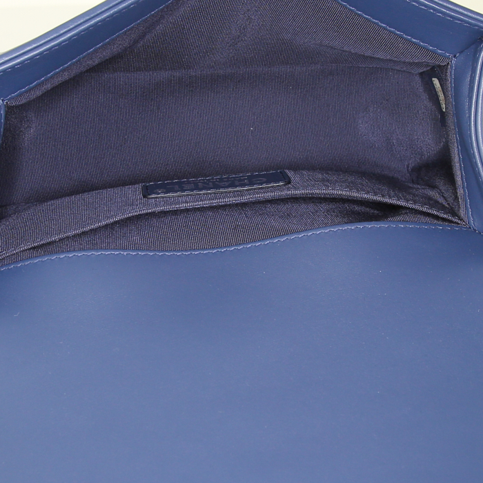 Sac bandoulière Chanel Boy petit modèle en cuir bleu vert et violet - Detail D3