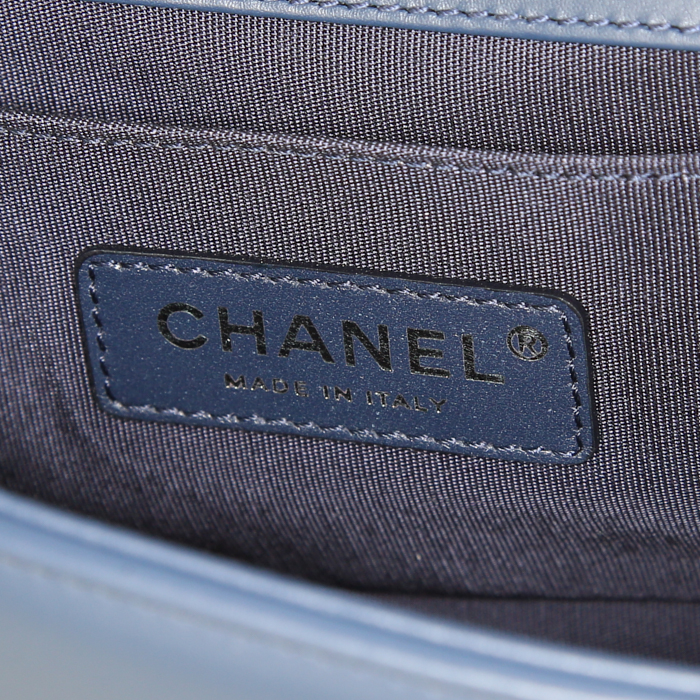 Bolso bandolera Chanel «Boy», modelo pequeño, de piel azul verdosa y morada - Detail D4