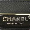 Bolso bandolera Chanel Boy en piel de pitón negra y cuero acolchado - Detail D4 thumbnail