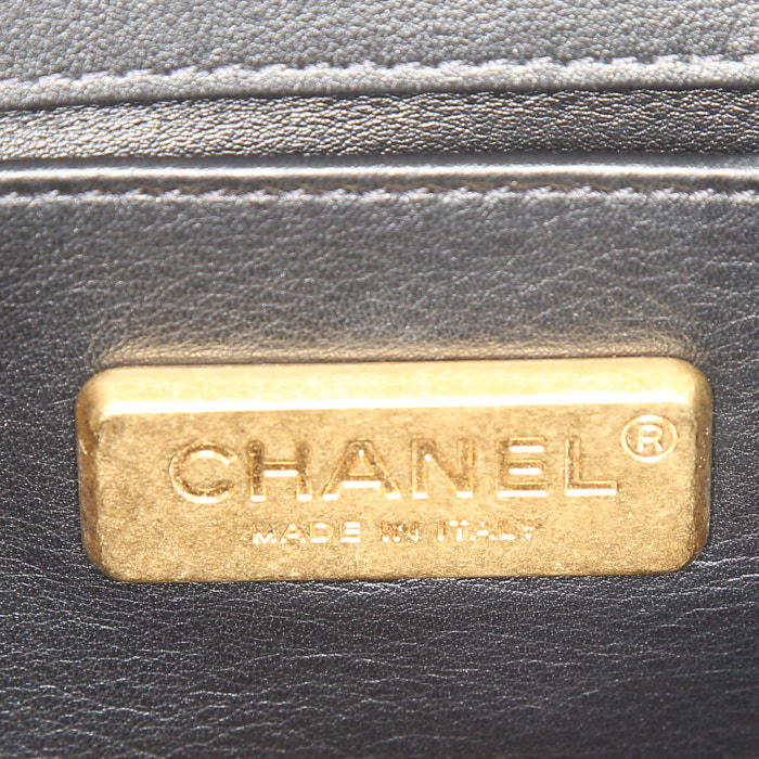 Bolso bandolera Chanel Boy en piel de pitón negra - Detail D4