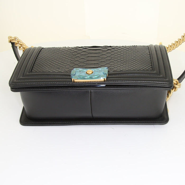 Sac bandoulière Chanel Boy en python noir - Detail D5