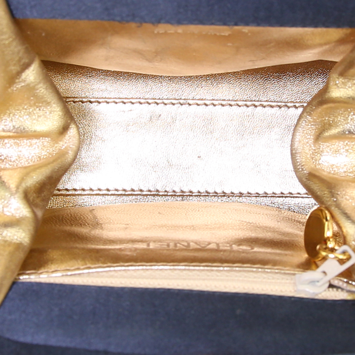 Sac du soir Chanel Vintage en soie bleu-nuit - Detail D2