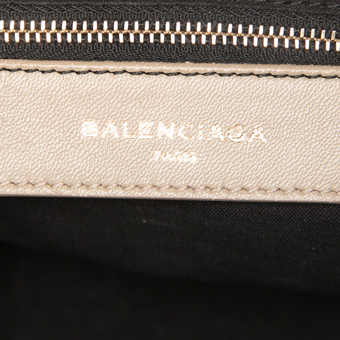 Balenciaga Classic City handbag in beige leather - Detail D4