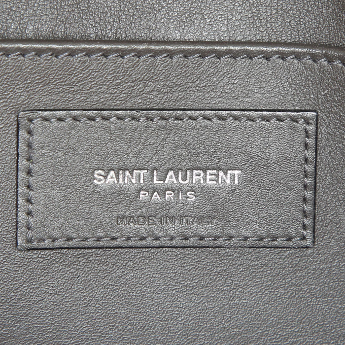 Bolso de mano Saint Laurent Cabas YSL en cuero marrón - Detail D4