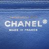 Bolso bandolera Chanel Mini Timeless en charol azul - Detail D3 thumbnail