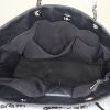 Shopping bag Chanel Grand Shopping in pelle trapuntata a zigzag nera con motivo a spina di pesce - Detail D2 thumbnail