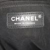 Sac cabas Chanel Grand Shopping en cuir matelassé chevrons noir - Detail D3 thumbnail