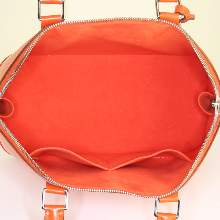 Sac à main Louis Vuitton Alma grand modèle en cuir épi orange - Detail D2