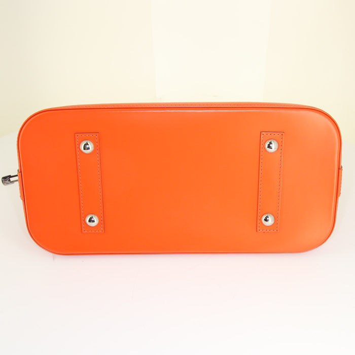 Sac à main Louis Vuitton Alma grand modèle en cuir épi orange - Detail D4