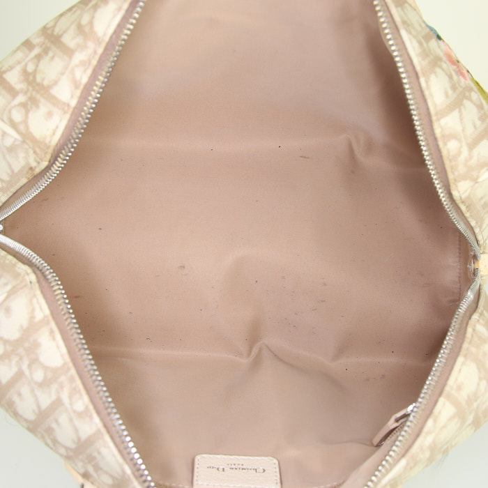 Bolso de mano Dior Vintage en lona Monogram beige y cuero blanquecino - Detail D2