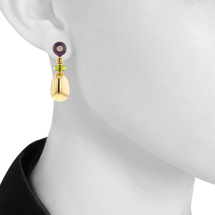 Paire de boucles d'oreilles Bulgari Mediterranean Eden  en or jaune,  améthystes et péridots Paire de boucles d'oreilles Bulgari Mediterranean Eden  en or jaune,  améthystes et péridots