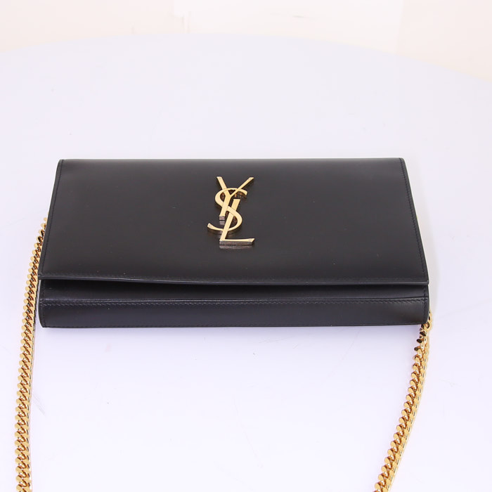 Bolso bandolera Saint Laurent Kate en cuero liso negro - Detail D4