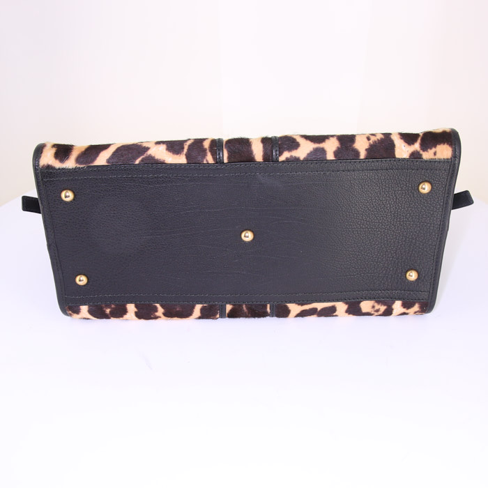 Bolso de mano Yves Saint Laurent Chyc en piel de potro beige y cuero negro - Detail D4