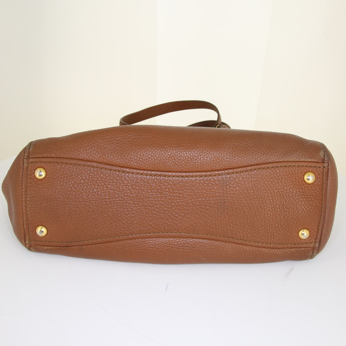 Sac bandoulière Miu Miu en cuir grainé marron - Detail D5