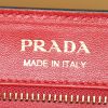 Sac à main Prada Sidonie grand modèle en cuir saffiano marron-caramel - Detail D4 thumbnail