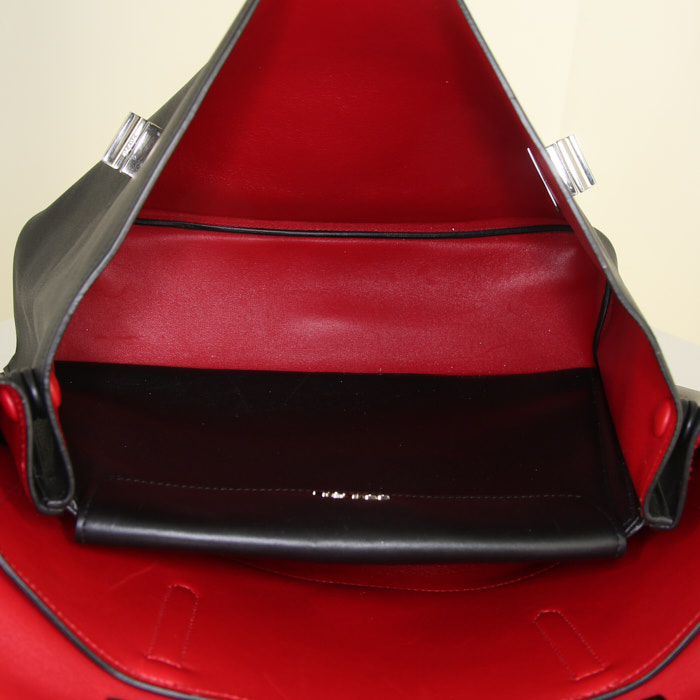 Bolso de mano Prada Vitello en cuero saffiano negro - Detail D3