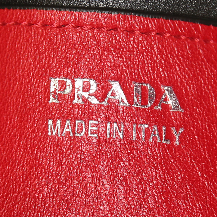 Bolso de mano Prada Vitello en cuero saffiano negro - Detail D4
