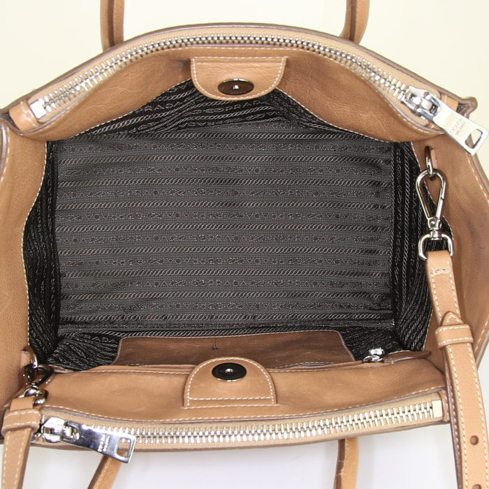 Sac à main Prada en cuir marron - Detail D3