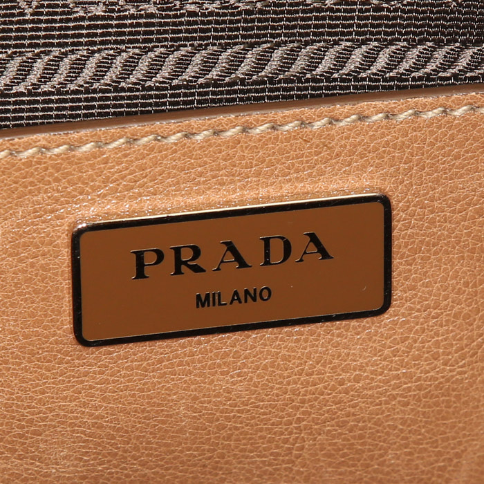 Bolso de mano Prada en cuero marrón - Detail D4
