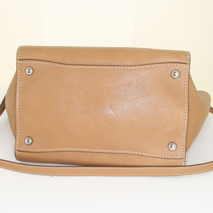 Sac à main Prada en cuir marron - Detail D5