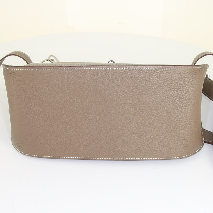 Bolso bandolera Hermes Jypsiere en cuero togo marrón etoupe - Detail D4