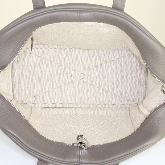 Hermes Victoria handbag in grey togo leather - Detail D2