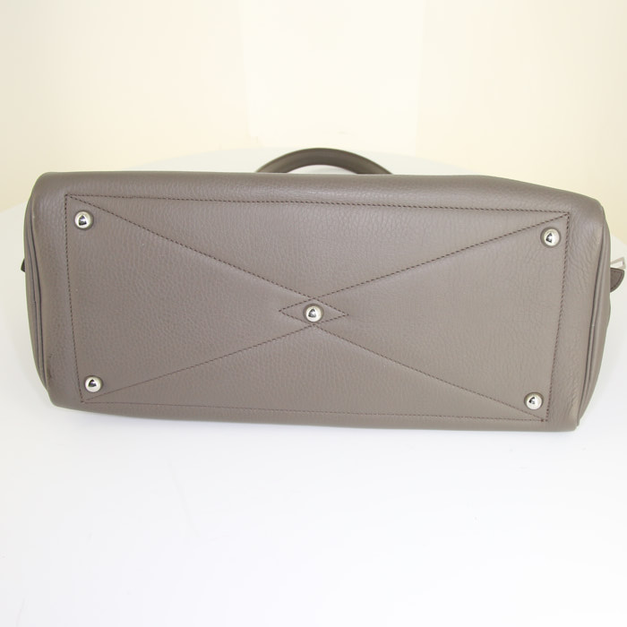 Bolso de mano Hermes Victoria en cuero togo gris - Detail D4