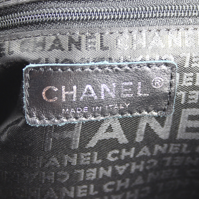 Chanel Camelia handbag in black and white tweed - Detail D3