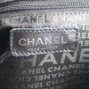 Bolso de mano Chanel Camelia en tweed negro y blanco - Detail D3 thumbnail