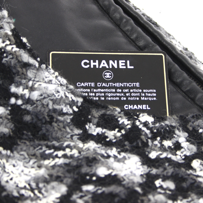 Chanel Camelia handbag in black and white tweed - Detail D4
