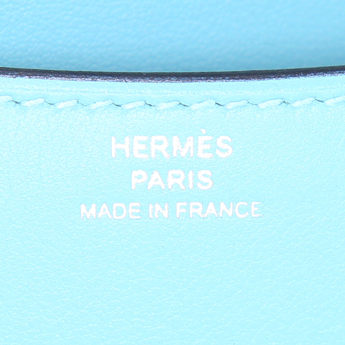 Bolso bandolera Hermes Constance pequeño en cuero swift azul du nord - Detail D4