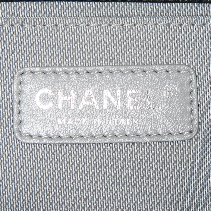 Borsa a tracolla Chanel Boy in pelle martellata e trapuntata nera - Detail D4