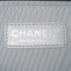 Sac bandoulière Chanel Boy en cuir grainé matelassé noir - Detail D4 thumbnail