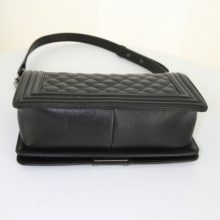 Chanel Boy shoulder bag in black quilted grained leather - Detail D5