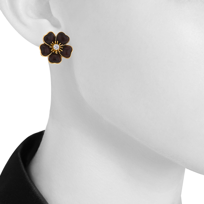 Pendientes Van Cleef 
Arpels Rose de Noel modelo pequeño en oro amarillo,  diamantes y madera de serpiente