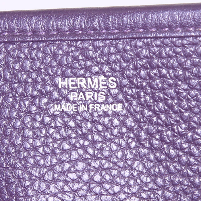 Borsa a tracolla Hermes Evelyne modello piccolo in pelle togo viola - Detail D3