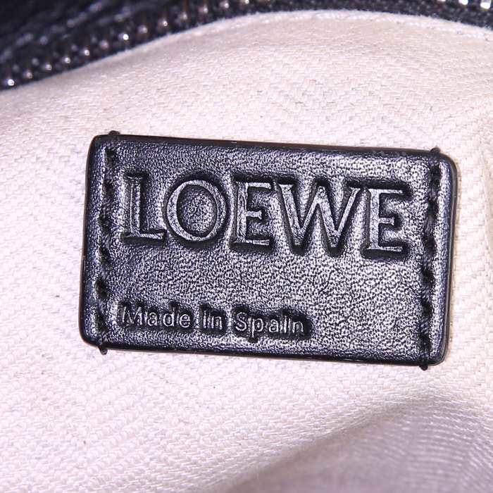 Loewe Puzzle medium model shoulder bag in black leather - Detail D4