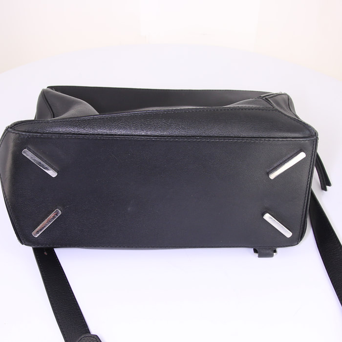 Loewe Puzzle medium model shoulder bag in black leather - Detail D5