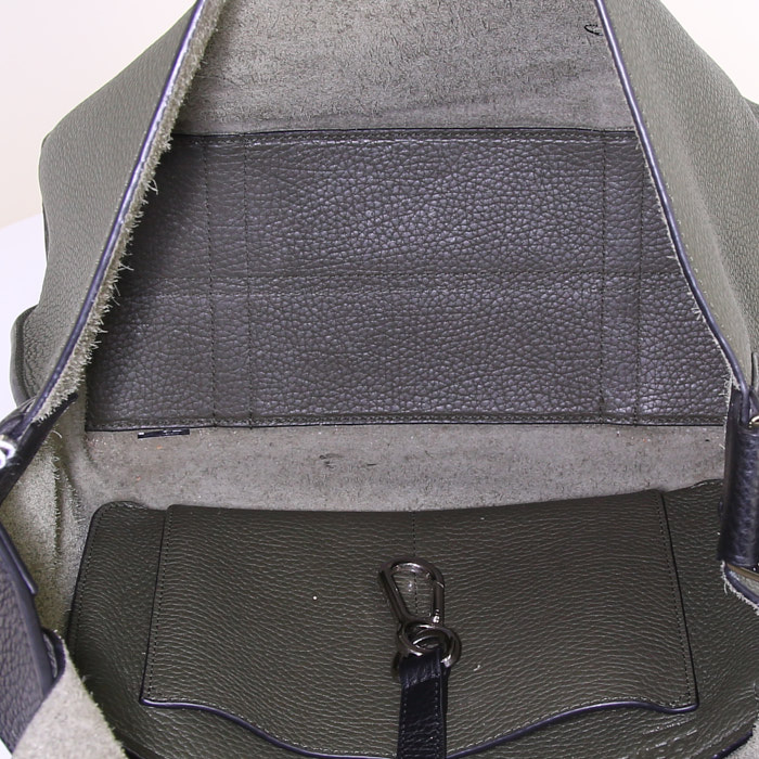 Sac bandoulière Loewe Military Messenger en cuir grainé vert-kaki et noir - Detail D2
